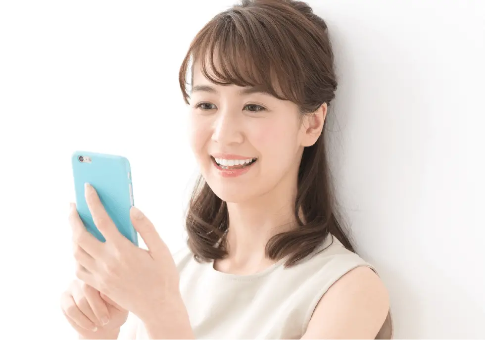スマホで予約している様子